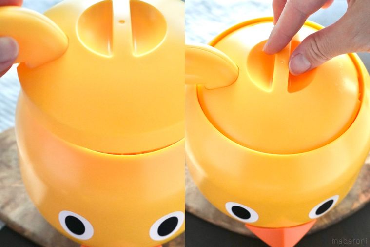 木のカッティングボードにのったひよこ型のラーメンどんぶりガジェットのフタを回す様子