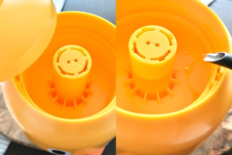 木のカッティングボードにのったひよこ型のラーメンどんぶりガジェットのフタを開ける様子