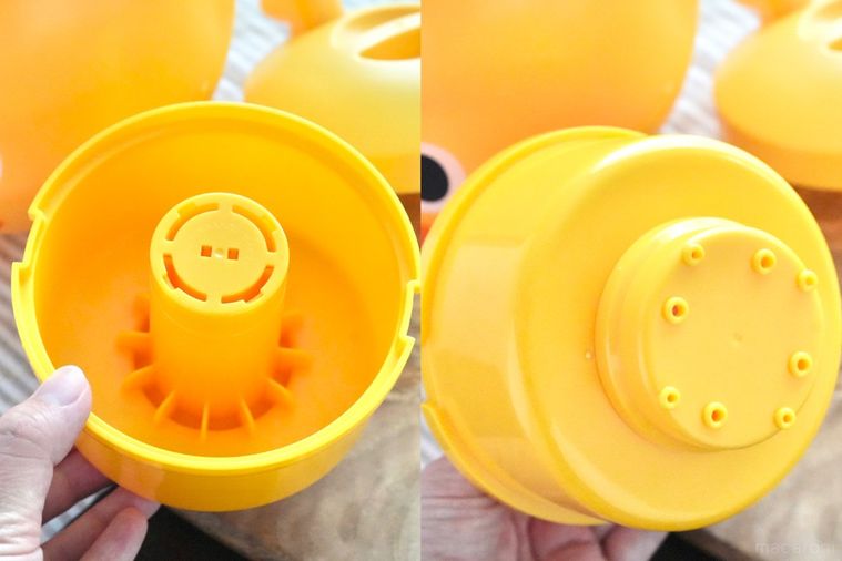 木のカッティングボードにのった黄色いガジェットのパーツ