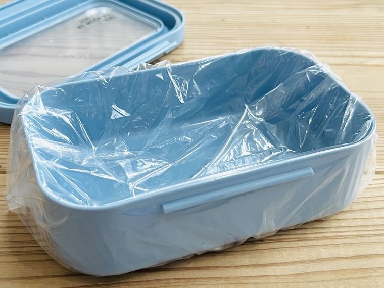 食器用キャップ式カバーをお弁当箱に敷いた様子