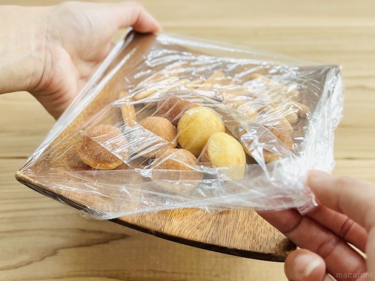「食器用キャップ式カバー」を木皿にかぶせている様子