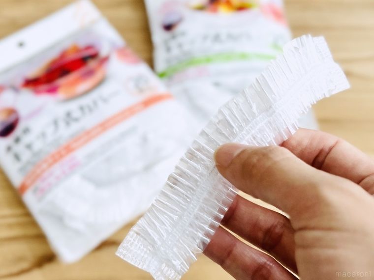 ダイソーの食器用キャップ式カバーを手で持っている様子