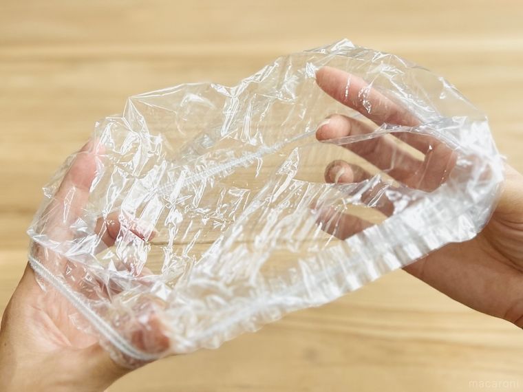 「食器用キャップ式カバー」を広げている様子