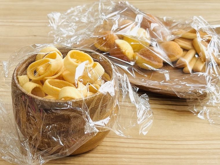 お菓子が入った木の器にラップをかけた様子