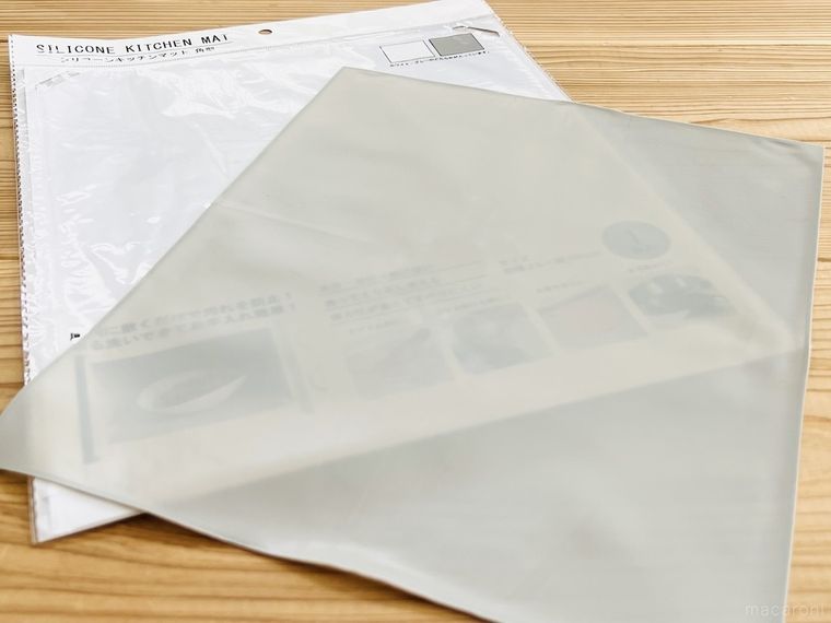 シリコーンキッチンマットをパッケージから出した様子