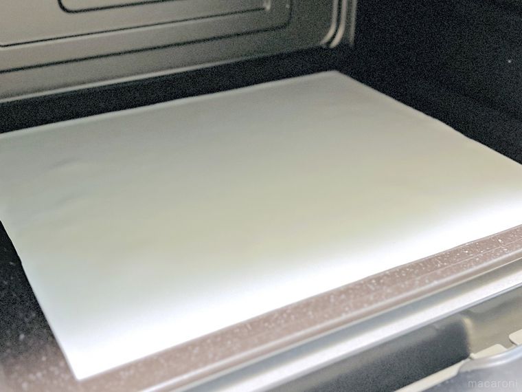 シリコーンキッチンマットを電子レンジの庫内に敷いた様子