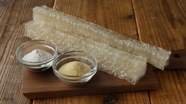 棒寒天、アガー、粉ゼラチンが並んだ画像