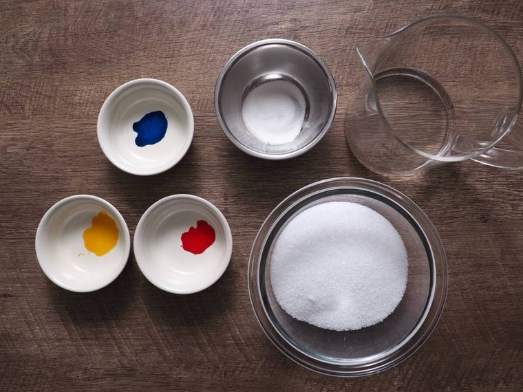 水、グラニュー糖などの琥珀糖の材料