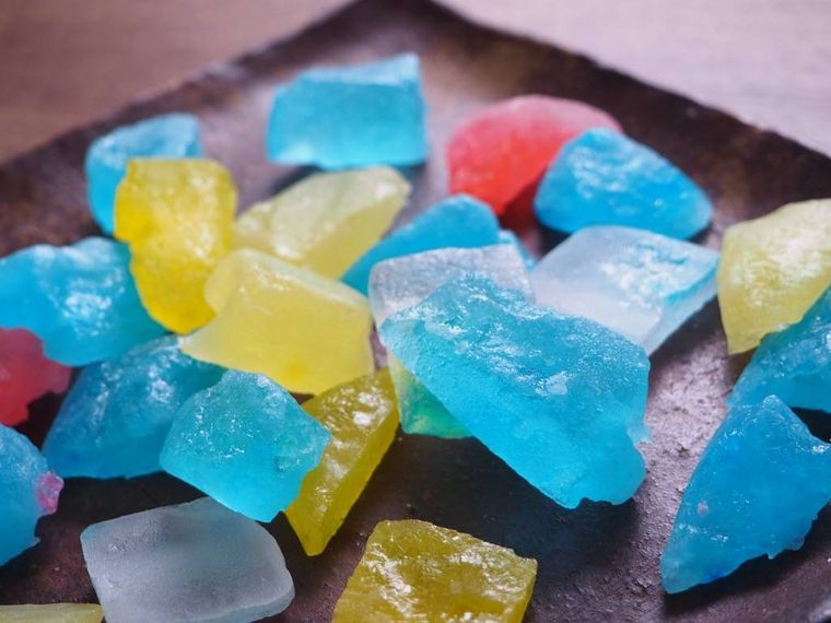 器に盛られたアガーの琥珀糖