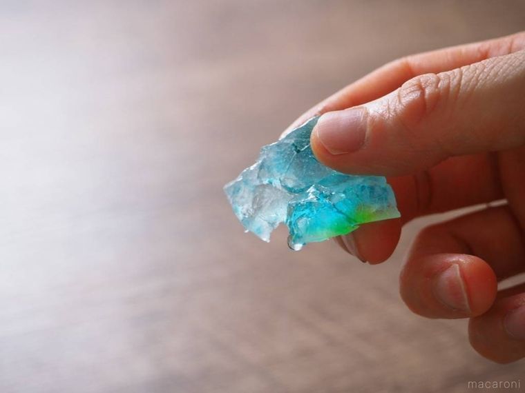 琥珀糖を手で持っている様子