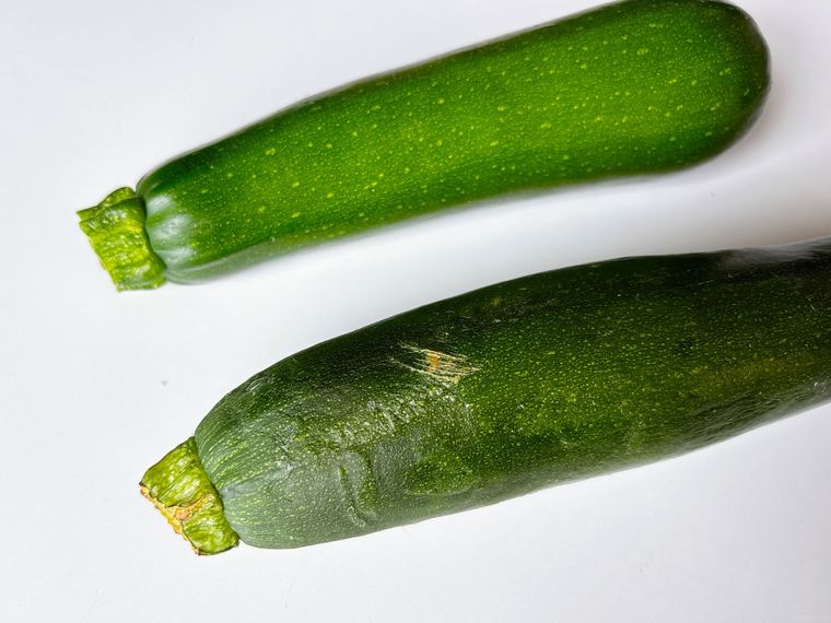 ツヤツヤでみずみずしいズッキーニと、シワが寄ってくたびれたものの比較写真
