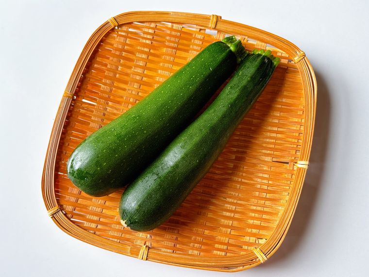 ザルに盛られたズッキーニ2本
