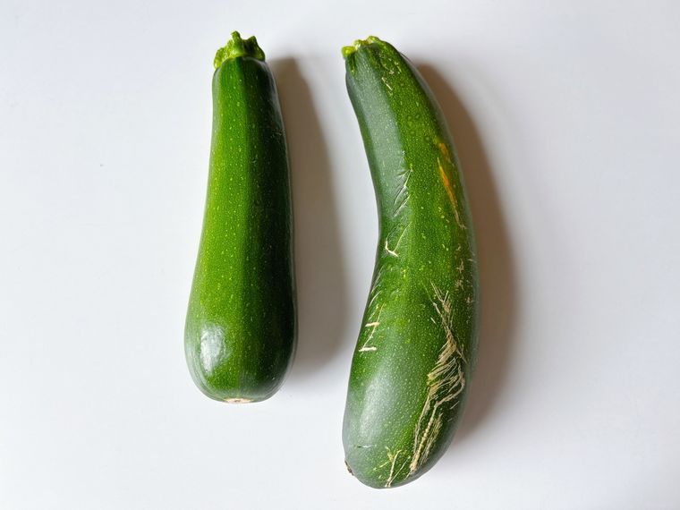 適切なサイズと、明らかに大きすぎるズッキーニの比較写真