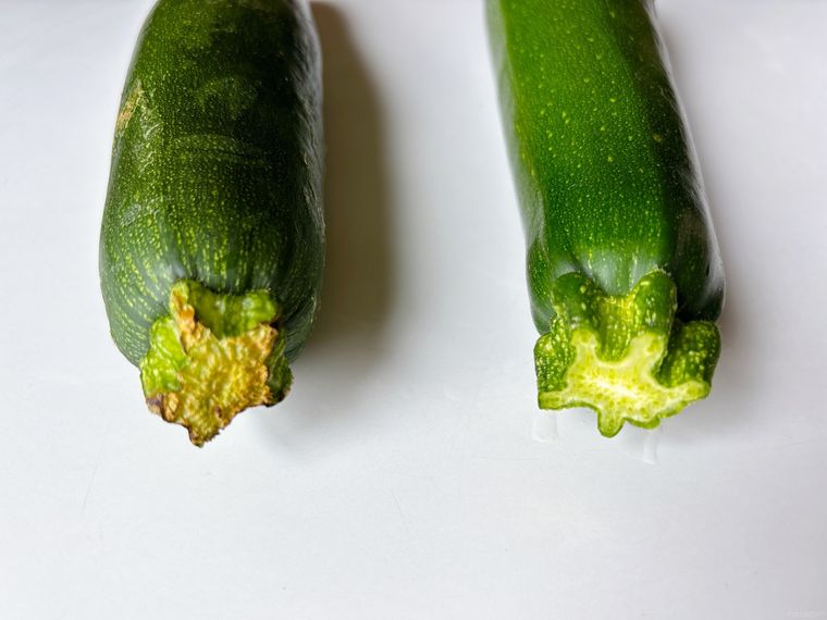 変色したヘタとみずみずしくきれいなヘタの比較写真