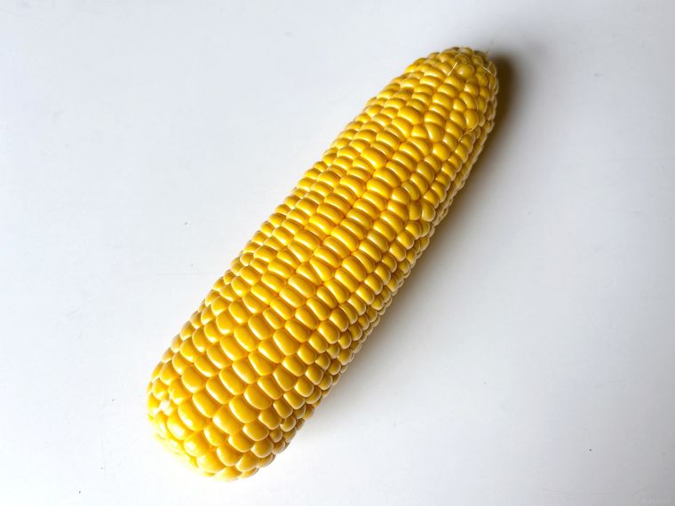 皮がむかれたとうもろこし