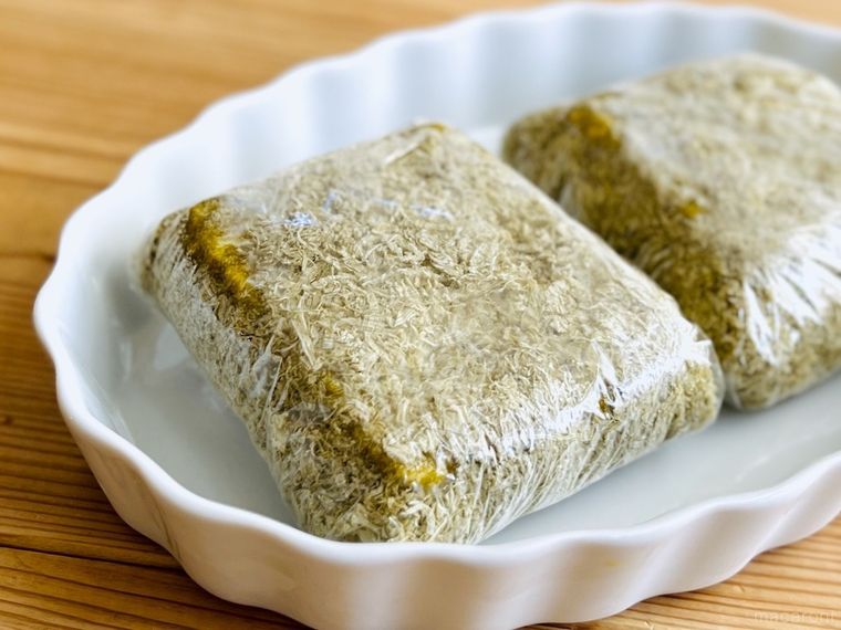 皿に盛られた豆腐の昆布締め