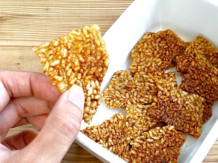 ごはんせんべいを手で持っている様子