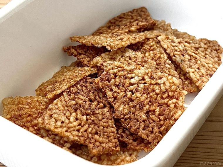 白い容器に入ったごはんせんべい