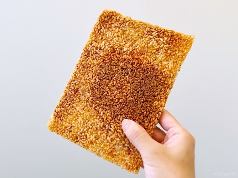 ごはんせんべいを手で持っている様子