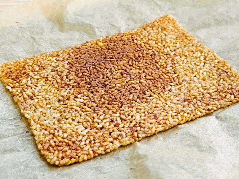 クッキングシートの上に「ごはんせんべい」がのっている様子