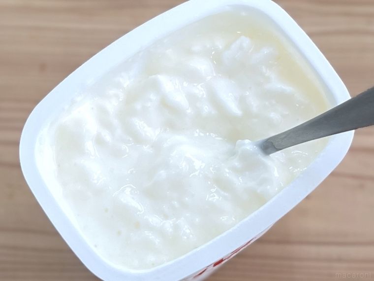 マシュマロ入りのヨーグルトをかき混ぜている様子