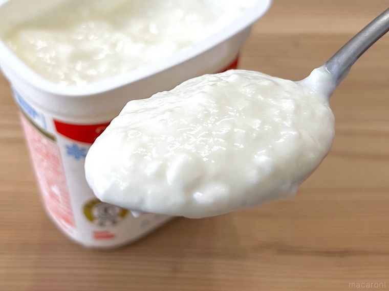 マシュマロ入りのヨーグルトをスプーンですくった様子