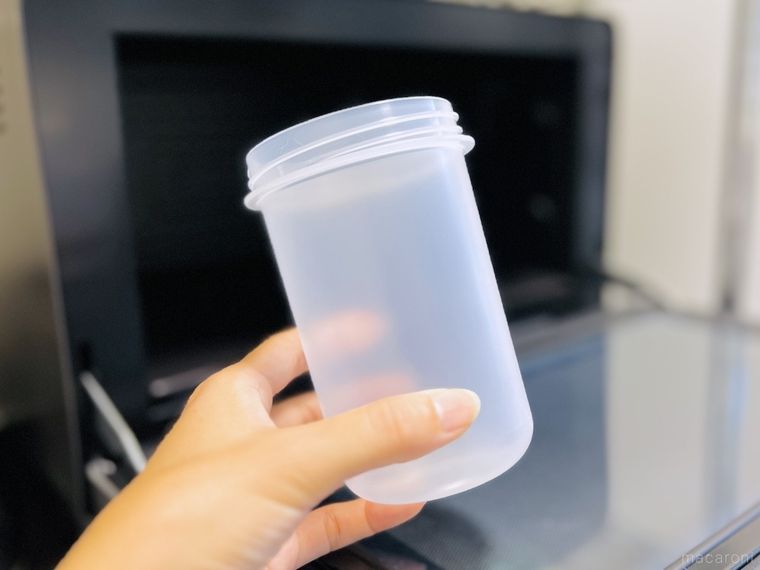 トッピングカップ付き ランチカプセルの本体部分を手で持っている様子