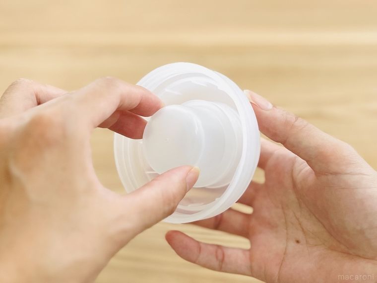 トッピングカップ付き ランチカプセルのカップを本体の蓋に装着している様子