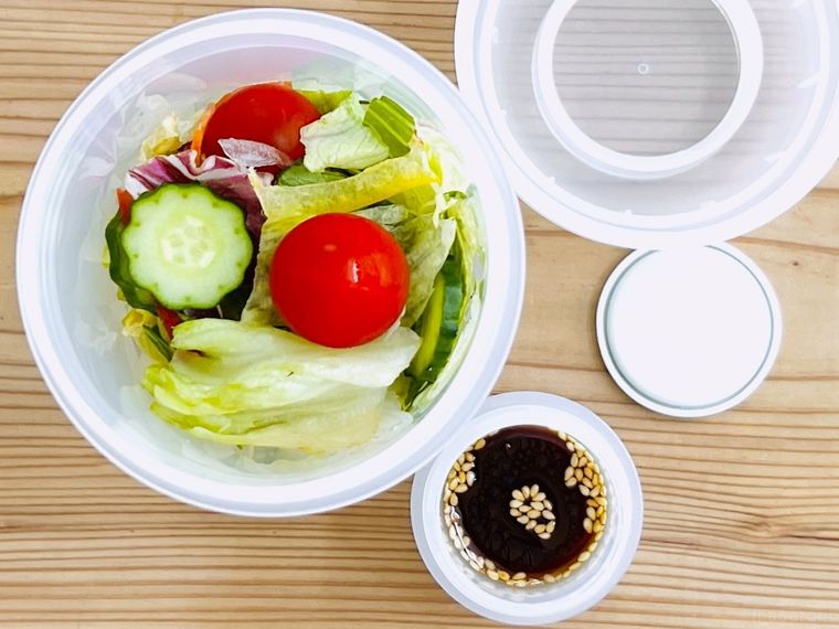 トッピングカップ付き ランチカプセルにサラダとドレッシングを入れた様子