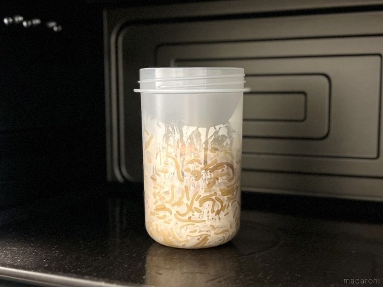 焼きそばが入ったトッピングカップ付き ランチカプセルをレンジ加熱した様子