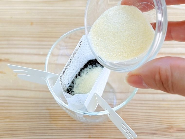 ドリップコーヒーのフィルターにゼラチンを入れている様子