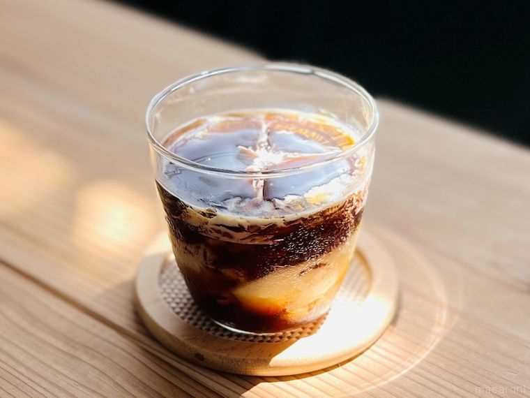 テーブルの上にコーヒーゼリーが置かれている様子