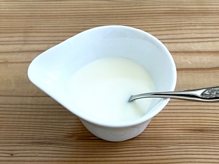 牛乳と練乳を混ぜている様子