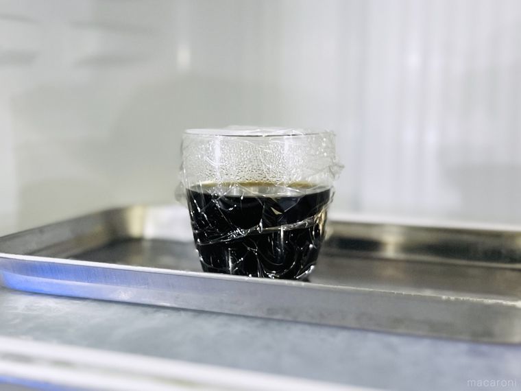 コーヒーゼリーを冷やし固めている様子