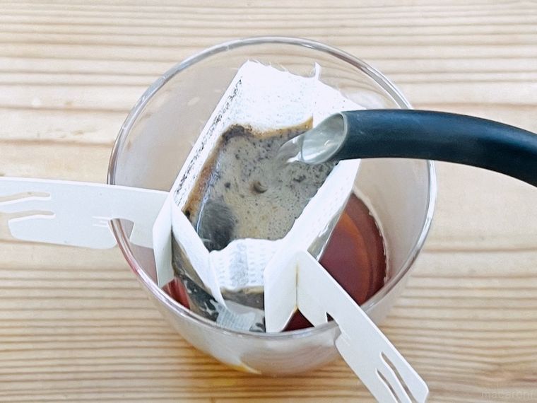ゼラチンを入れたドリップコーヒーのフィルターにお湯をそそいでいる様子