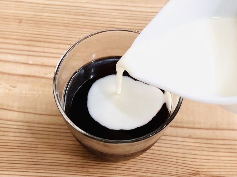 コーヒーゼリーの上にシロップをかけている様子