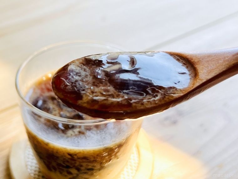 コーヒーゼリーをスプーンですくった様子