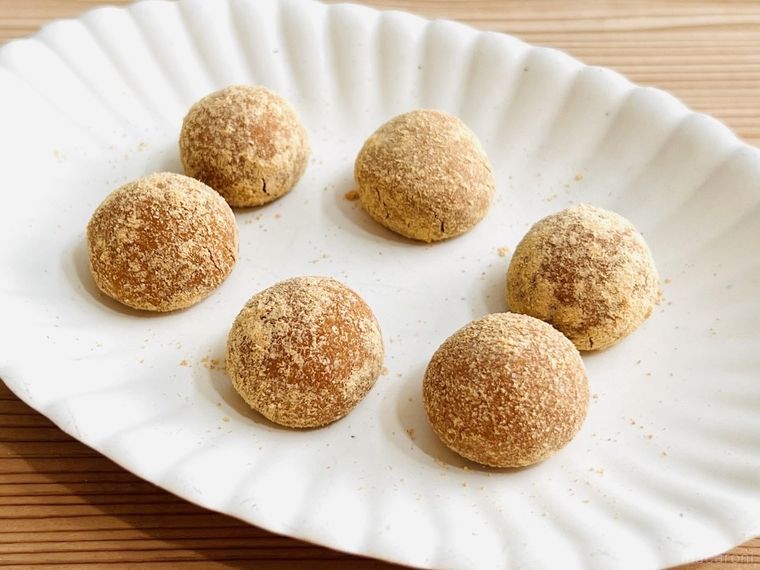 皿に盛られた「きなこ玉」
