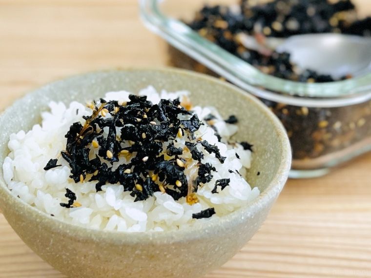 わかめフレークをごはんにかけた様子
