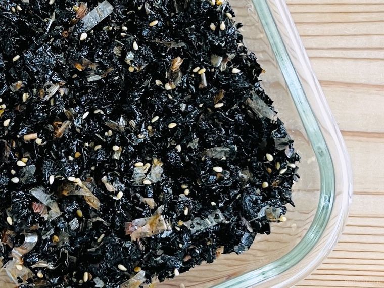 わかめフレークをガラス容器に入れた様子