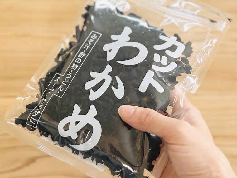 カットわかめのパッケージを手で持っている様子