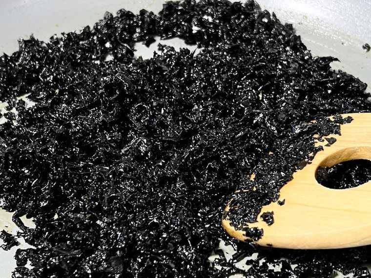 ごま油を混ぜたカットわかめにしょうゆ、みりん、砂糖を加えた様子