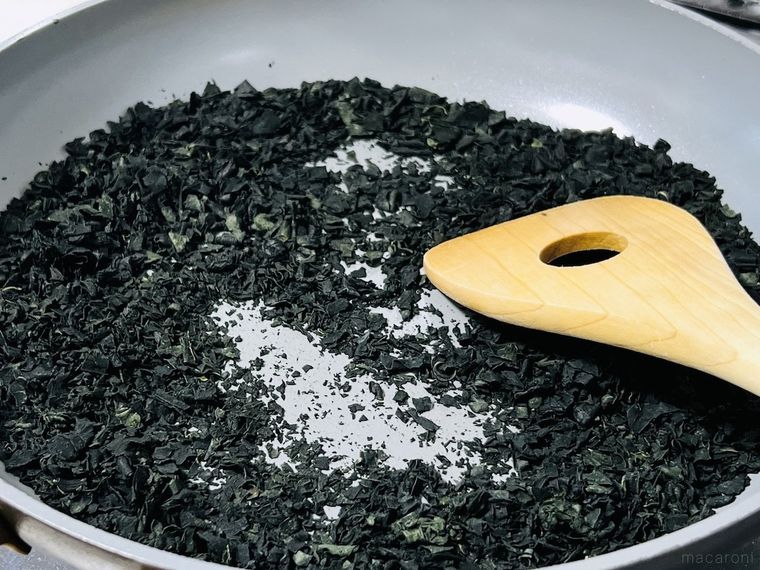 カットわかめを乾煎りしている様子