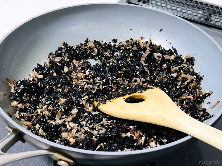 煎って味付けをしたカットわかめにかつおぶしと白いりごまを混ぜた様子