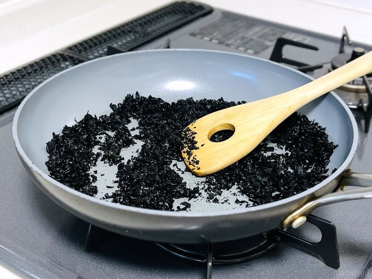 乾煎りしたカットわかめとごま油を混ぜ合わせている様子