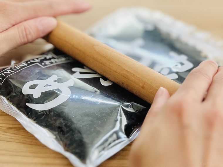カットわかめを袋の上から麺棒で潰している様子