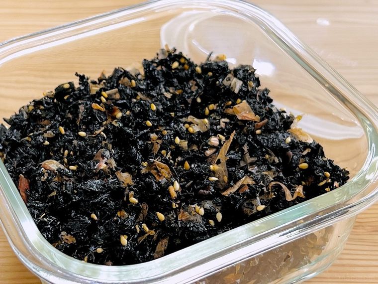 わかめフレークをガラス容器に入れた様子