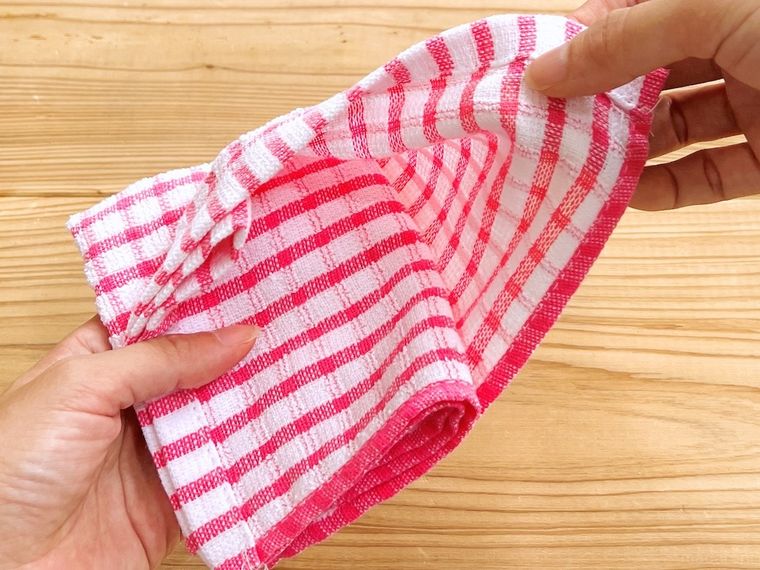 8つ折りにしたふきんをめくっている様子