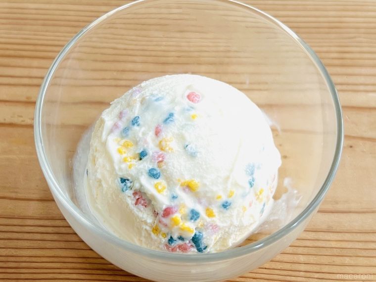 「はじけるチョコ マルチカラー」をバニラアイスに混ぜた様子