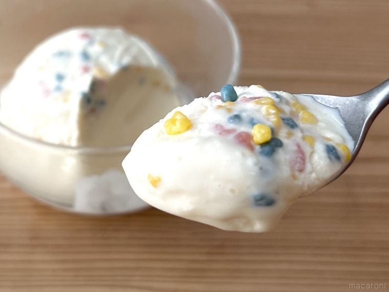 「はじけるチョコ マルチカラー」を混ぜたアイスをスプーンですくっている様子